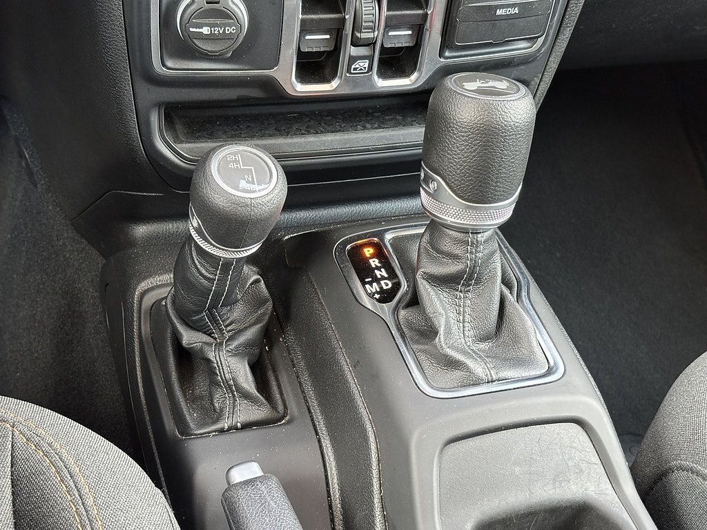 Used 2025 Jeep Wrangler Unlimited Sahara AWD/4WD image 16