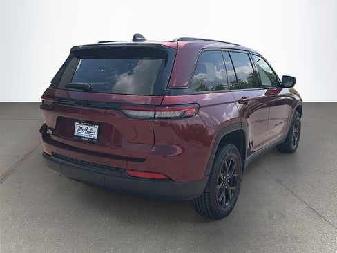 Used 2024 Jeep Grand Cherokee Altitude image 4