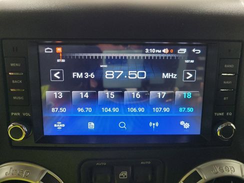 Used 2015 Jeep Wrangler Rubicon w/ Power Convenience Group AWD/4WD image 25