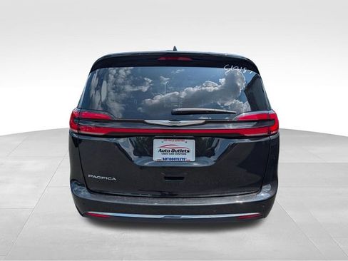 Used 2023 Chrysler Pacifica Touring-L FWD image 6
