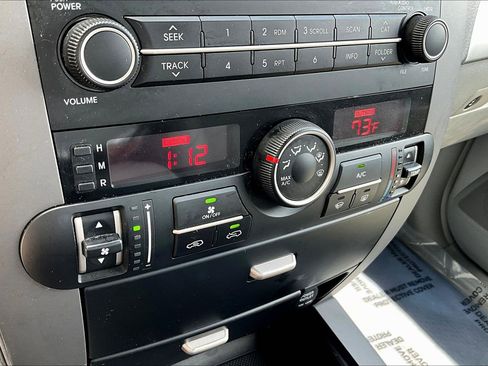 Used 2009 Kia Borrego LX w/ Convenience Pkg image 14