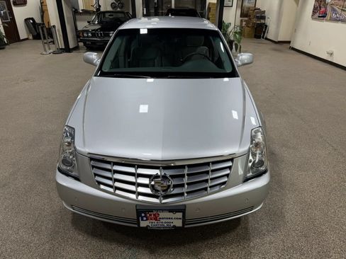 Used 2009 Cadillac DTS w/ Trunk Convenience Package FWD image 11