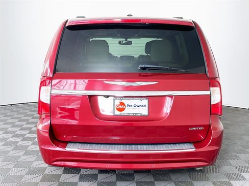 Used 2014 Chrysler Town & Country Limited w/ Luxury Group FWD image 7