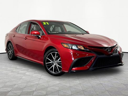 Used 2021 Toyota Camry SE w/ Cold Weather Package FWD image 3