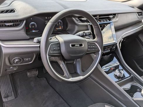Certified 2024 Jeep Grand Cherokee Altitude AWD/4WD image 11