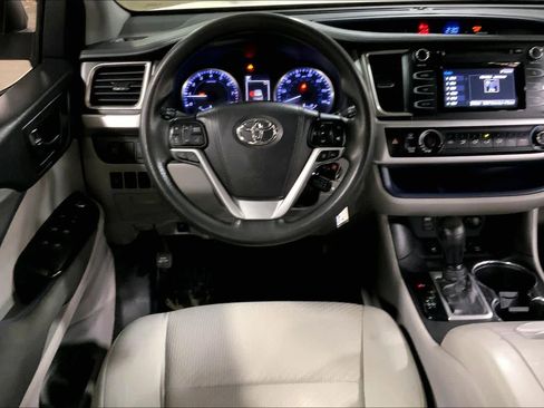 Used 2018 Toyota Highlander LE w/ Carpet Mat Package (TMS) image 10