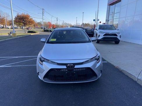 Used 2022 Toyota Corolla LE image 2