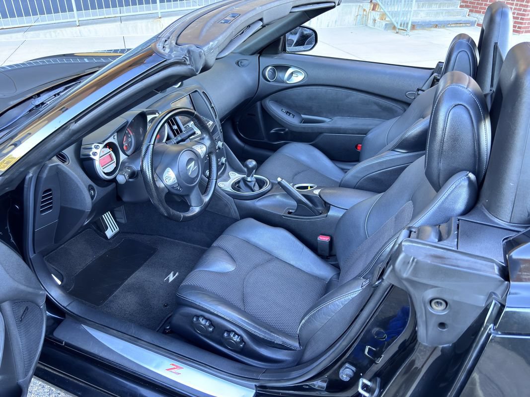 Used 2011 Nissan 370Z Touring w/ Sport Pkg RWD image 30