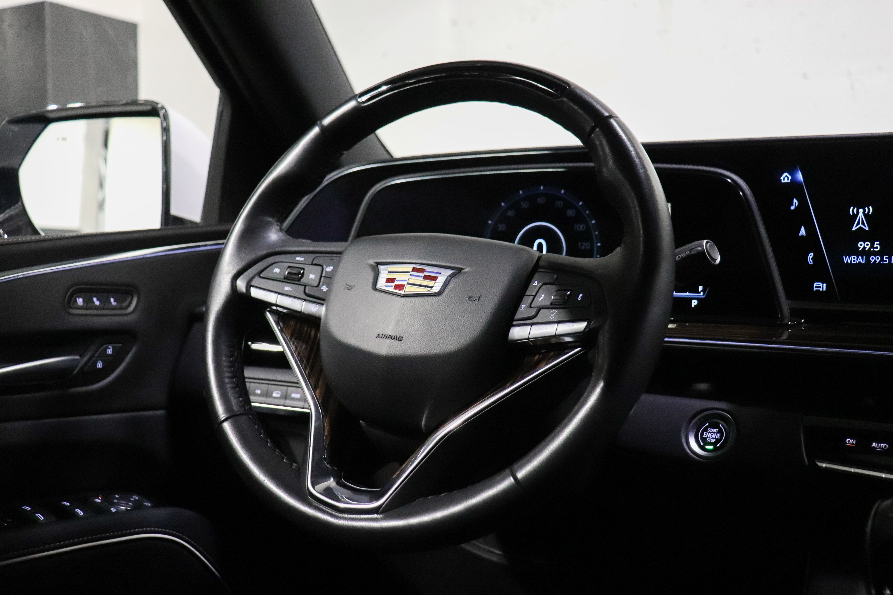 Used 2023 Cadillac Escalade Premium Luxury AWD/4WD image 24