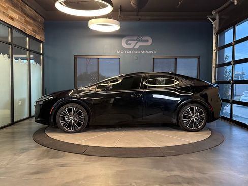 Used 2024 Toyota Prius XLE FWD image 6