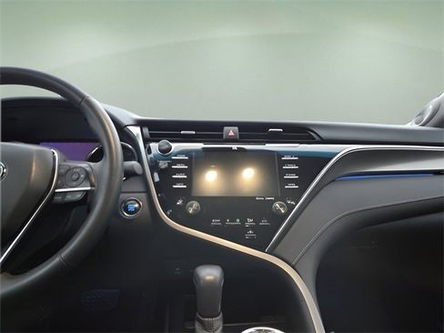 Used 2018 Toyota Camry XSE image 11