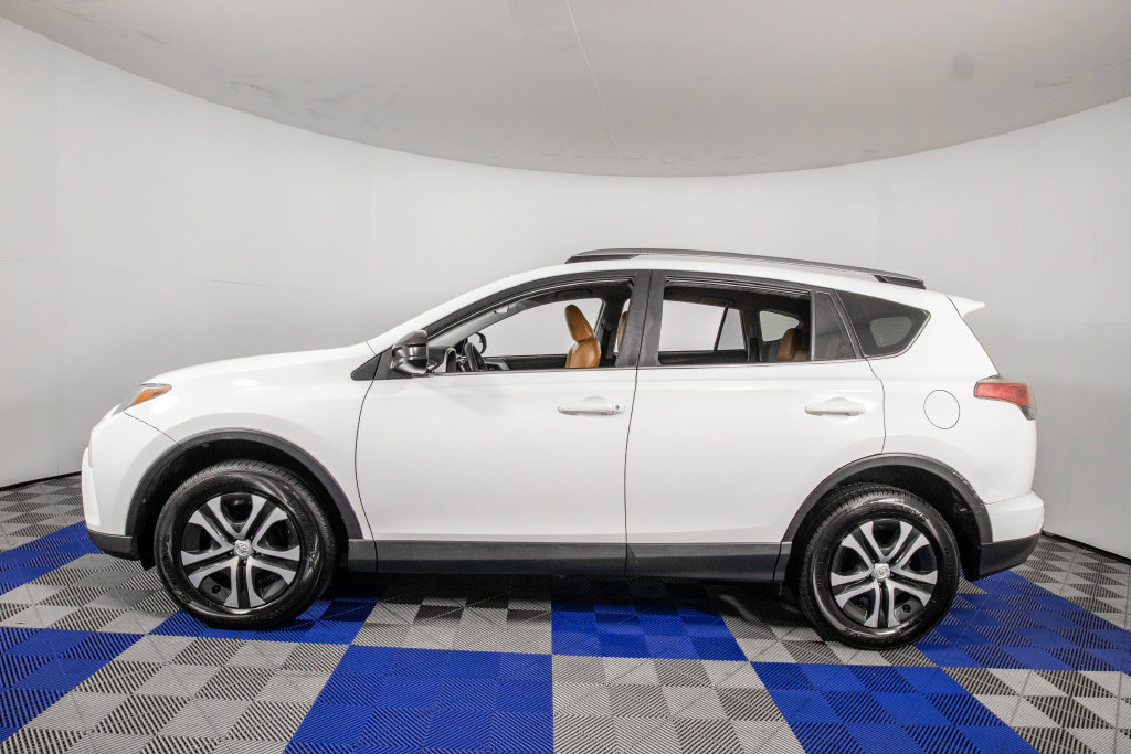 Used 2018 Toyota RAV4 LE FWD image 8