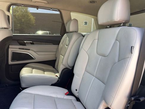 Used 2024 Kia Telluride EX w/ EX Captain's Chair Package image 16