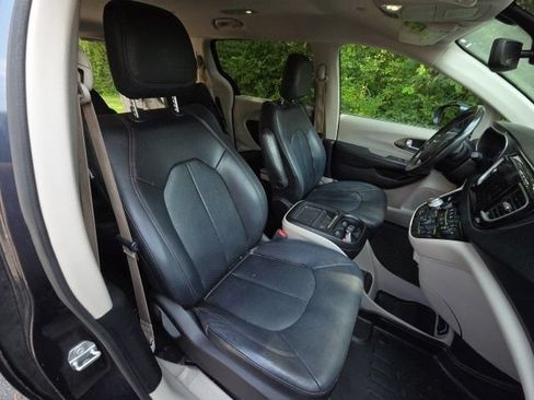 Used 2020 Chrysler Pacifica Touring-L w/ Advanced Safetytec Group FWD image 22