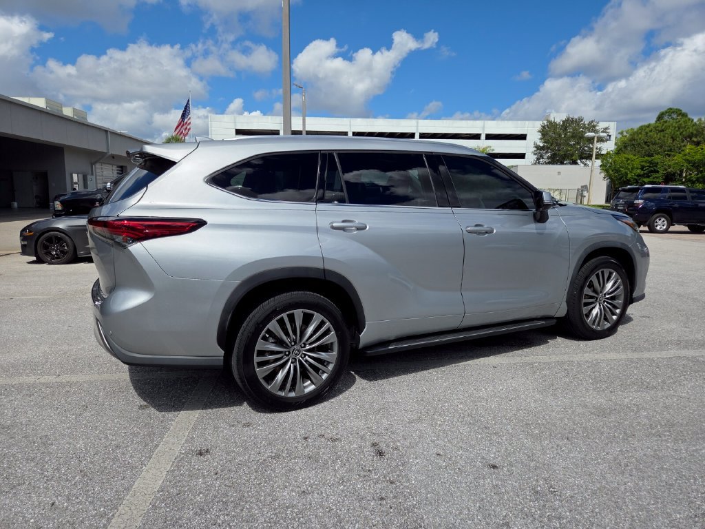 Certified 2022 Toyota Highlander Platinum FWD image 11