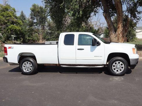 Used 2011 GMC Sierra 2500 SLE w/ Suspension Package, Off-Road AWD/4WD image 3