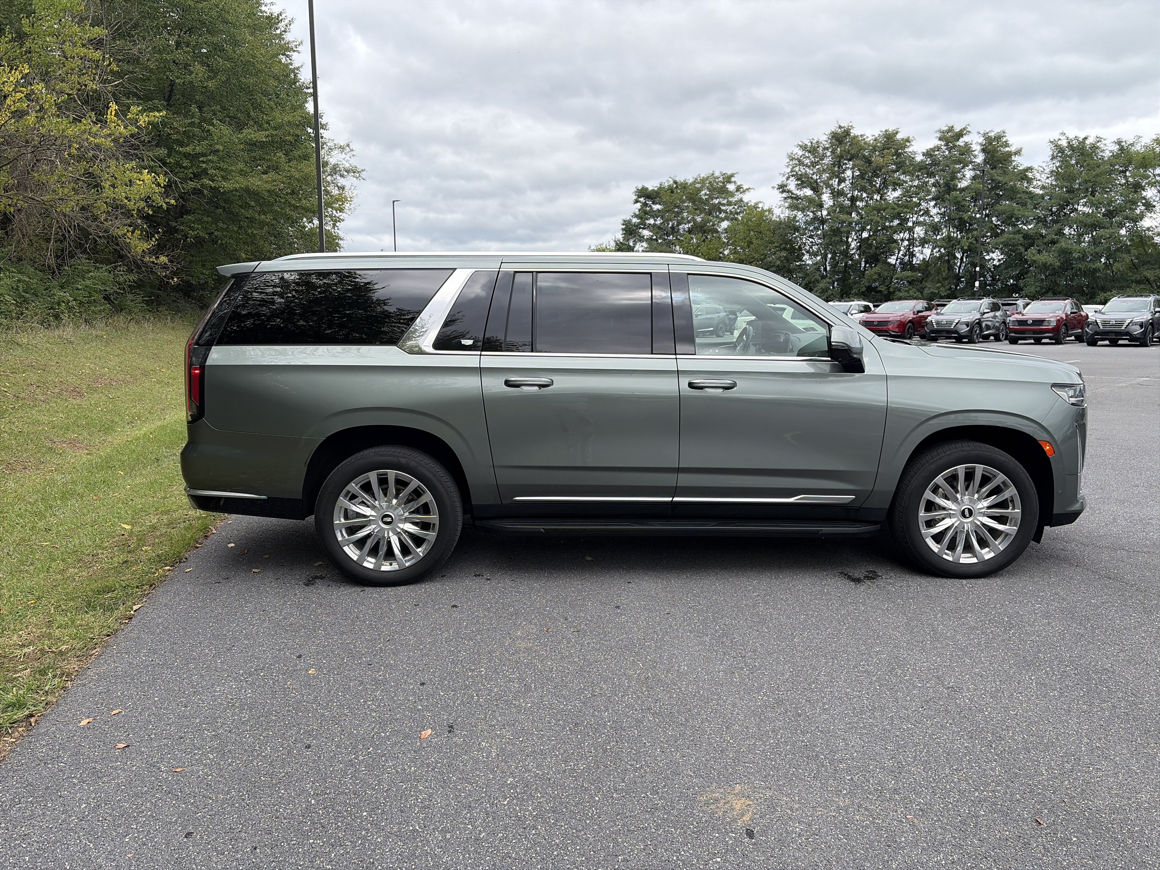 Used 2023 Cadillac Escalade ESV Premium Luxury w/ Performance Package AWD/4WD image 4