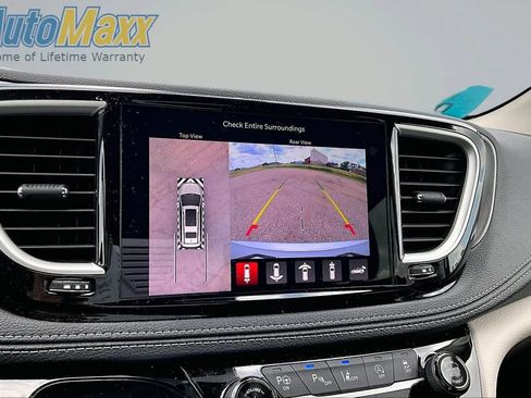Used 2024 Chrysler Pacifica Touring-L FWD image 13