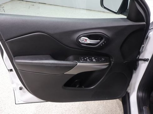 Used 2019 Jeep Cherokee Limited AWD/4WD image 13