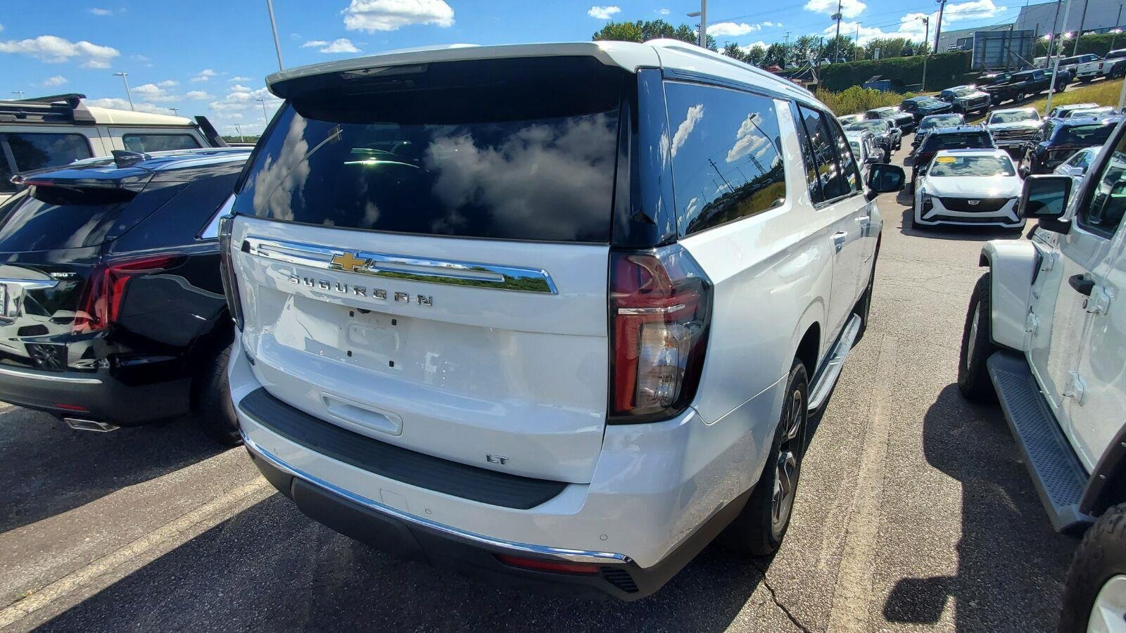 Used 2022 Chevrolet Suburban LT w/ Luxury Package AWD/4WD image 10