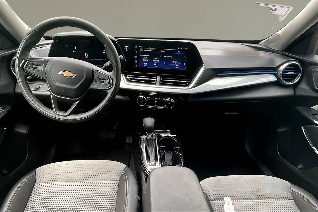Used 2025 Chevrolet Trax LT FWD image 7