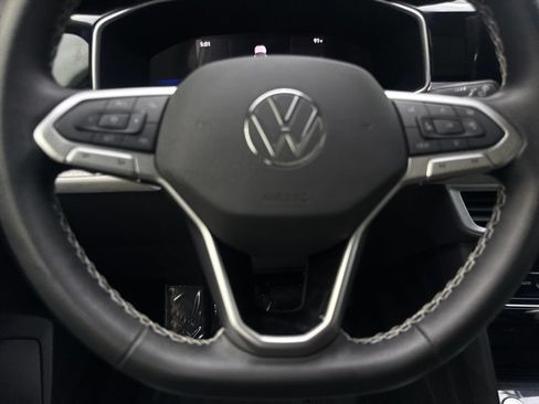 Used 2025 Volkswagen Taos SE w/ Panoramic Sunroof Package FWD image 57