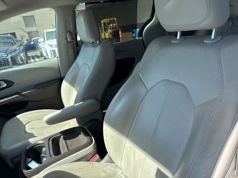 Used 2020 Chrysler Pacifica Touring-L image 6