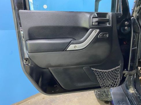 Used 2017 Jeep Wrangler Unlimited Sahara image 28