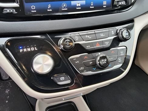 Used 2024 Chrysler Pacifica Touring-L FWD image 14