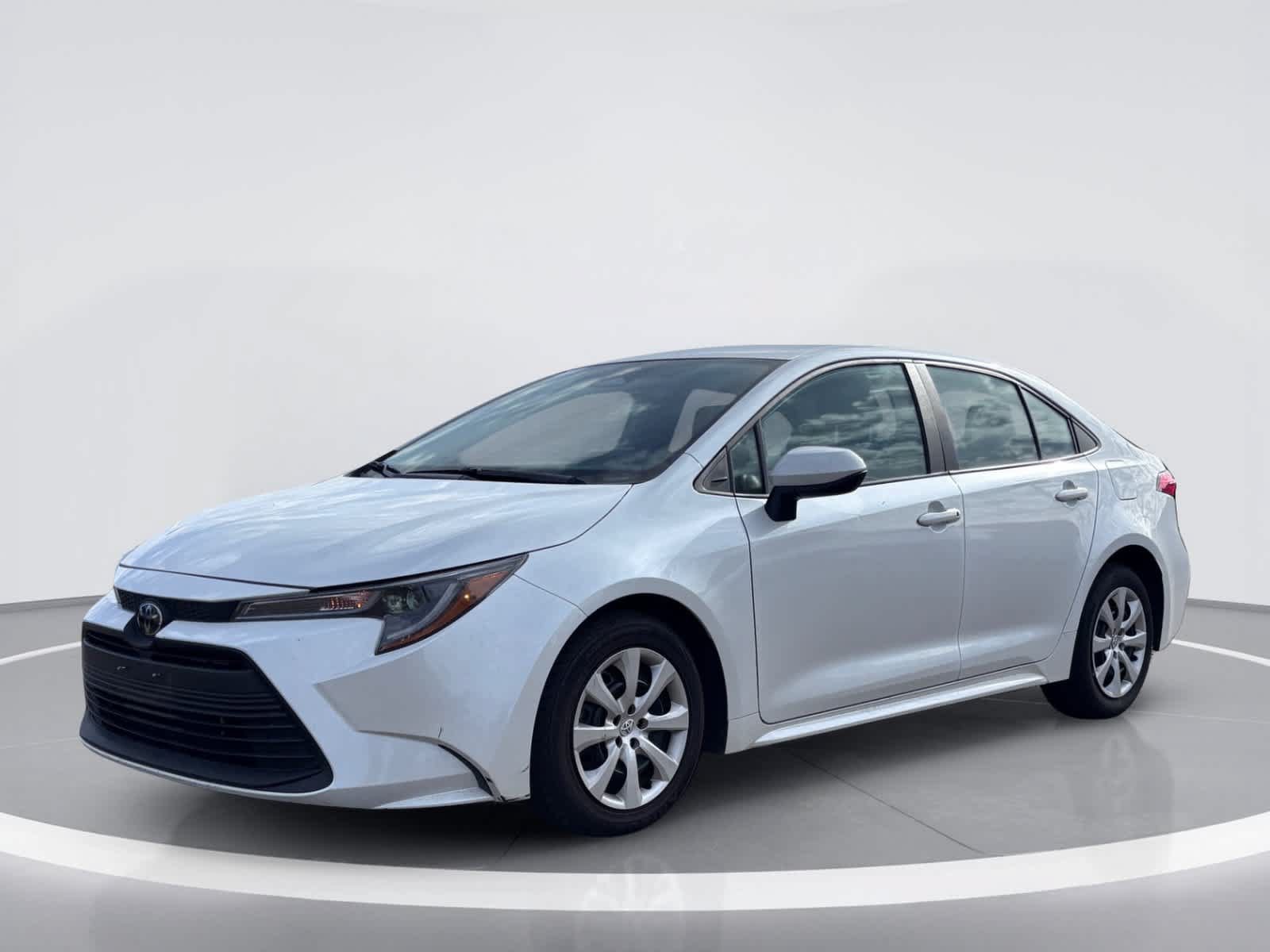 Used 2025 Toyota Corolla LE FWD image 2