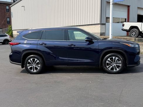 Used 2020 Toyota Highlander XLE AWD/4WD image 25