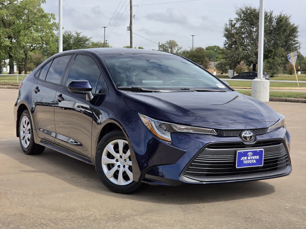 Used 2025 Toyota Corolla LE FWD image 2