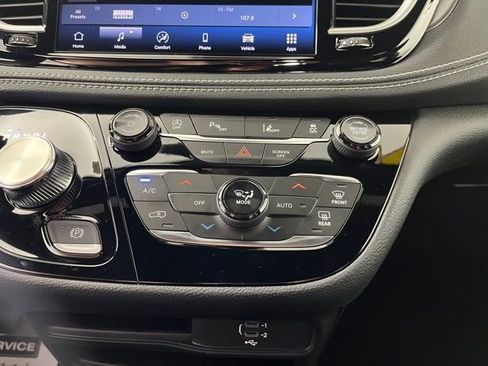 Used 2026 Chrysler Pacifica Select image 33