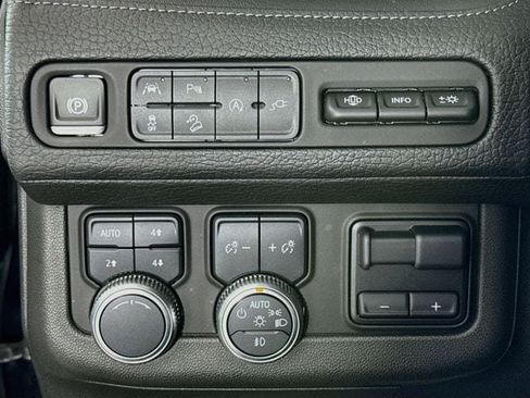 Used 2021 GMC Yukon XL Denali w/ Denali Premium Package AWD/4WD image 11