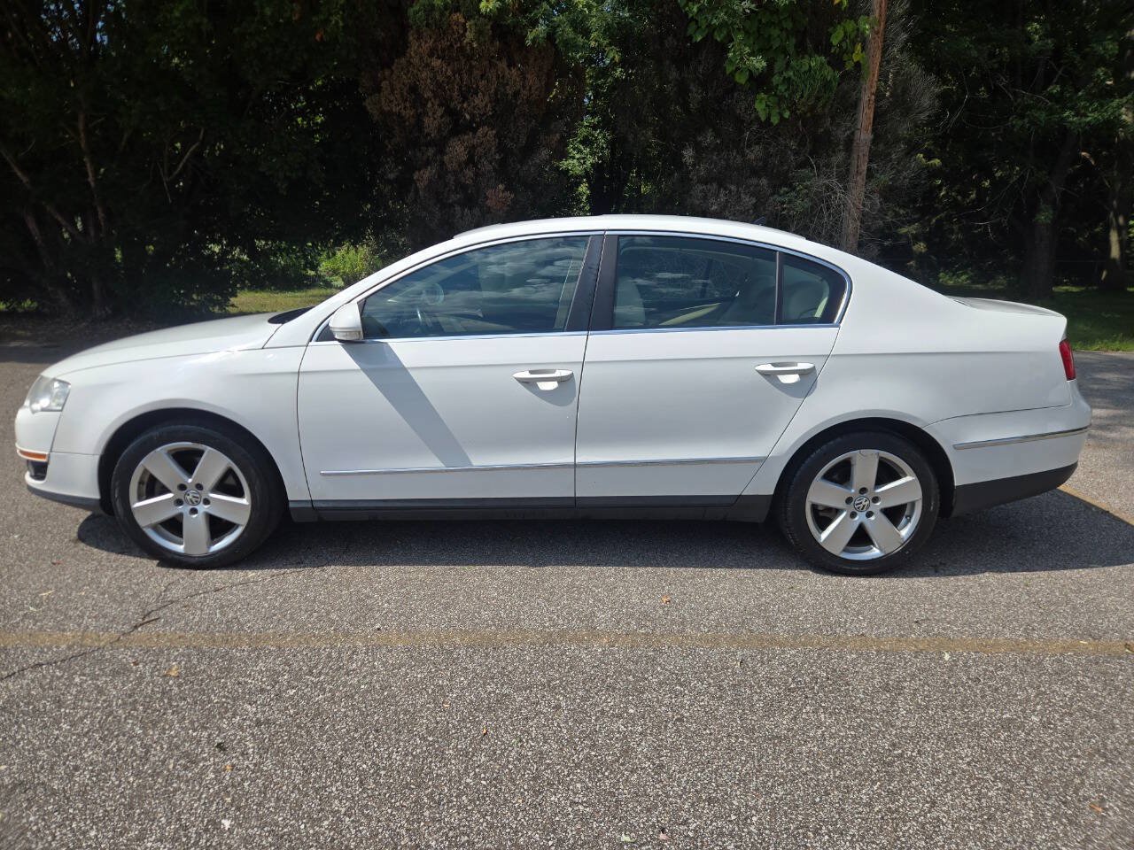 Used 2009 Volkswagen Passat Komfort FWD image 4