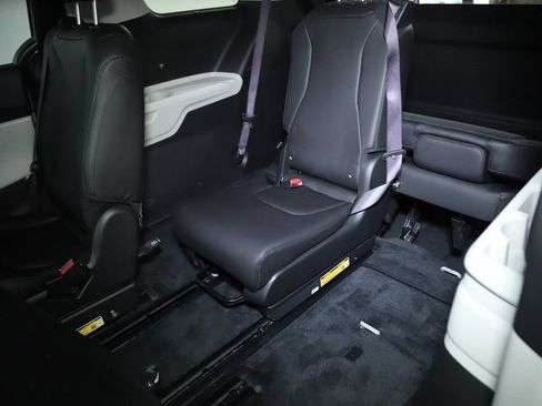 Used 2024 Kia Carnival EX FWD image 14