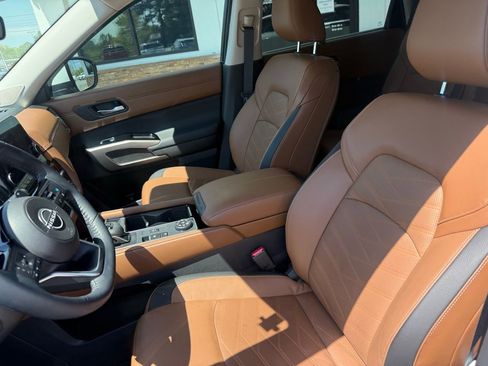 Used 2025 Nissan Pathfinder Platinum image 3