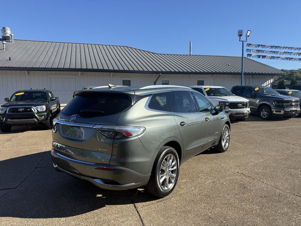 Used 2023 Buick Enclave Avenir w/ Avenir Technology Package FWD image 4