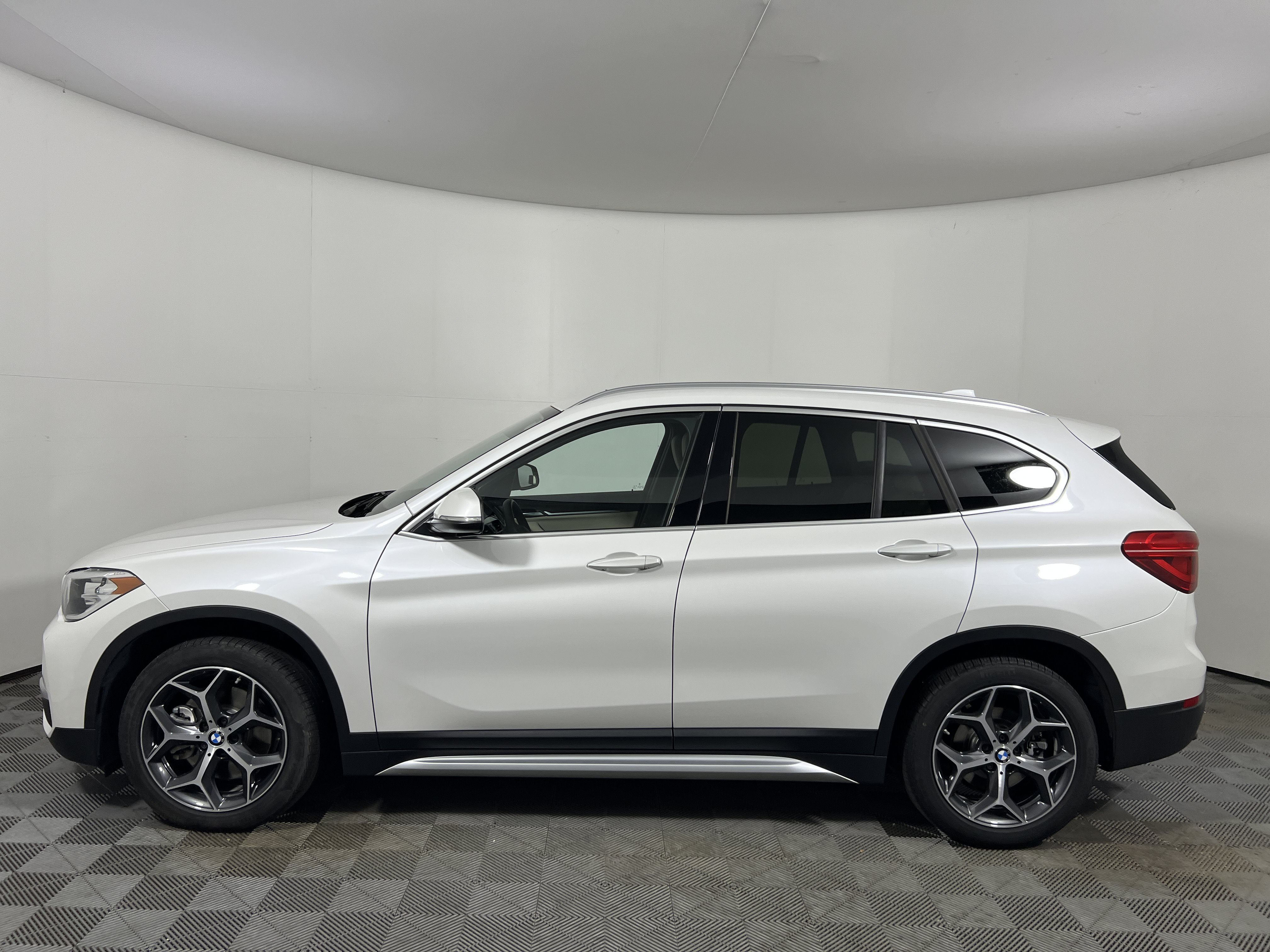 Used 2018 BMW X1 xDrive28i AWD/4WD image 2
