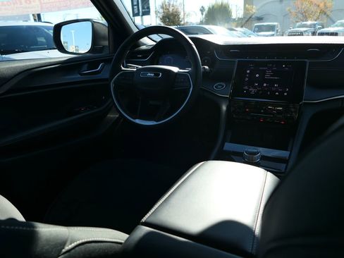 Used 2025 Jeep Grand Cherokee Laredo X w/ Luxury Tech Group I image 20