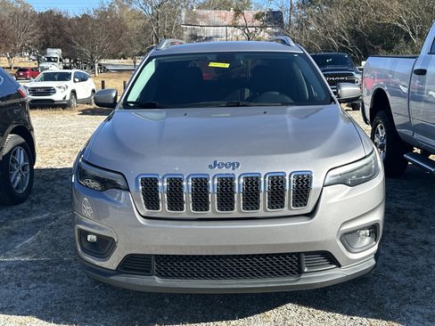 Used 2019 Jeep Cherokee Latitude w/ Popular Appearance Group image 2