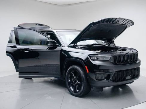 Used 2023 Jeep Grand Cherokee Altitude AWD/4WD image 15