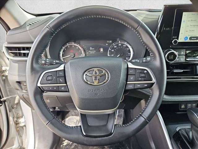 Used 2025 Toyota Highlander LE FWD image 14