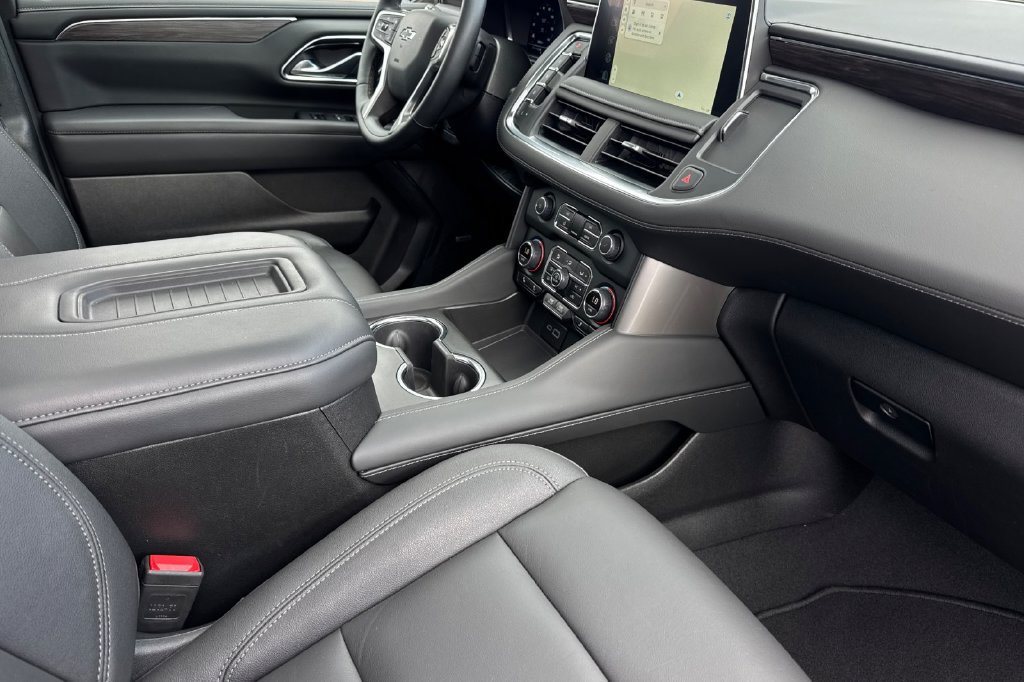 Used 2024 Chevrolet Tahoe Z71 w/ Luxury Package AWD/4WD image 19