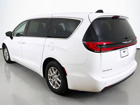 Used 2024 Chrysler Pacifica Touring-L image 8
