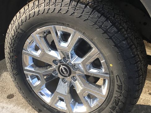 Used 2024 Nissan Titan SV w/ SV Convenience Package image 4