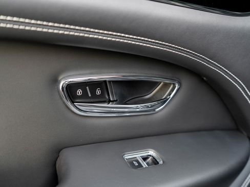 Used 2022 Bentley Bentayga image 32