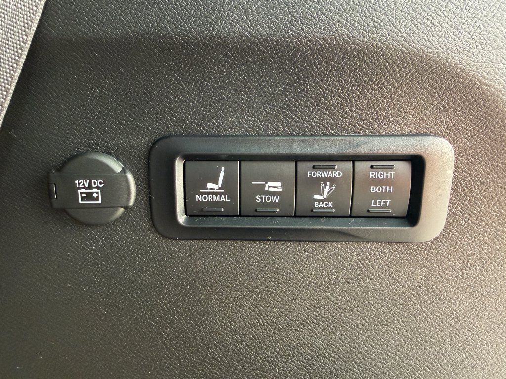 Used 2024 Chrysler Pacifica Pinnacle AWD/4WD image 38