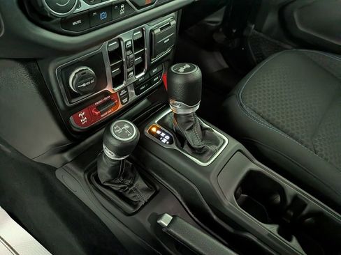 Certified 2025 Jeep Wrangler Unlimited Rubicon 4xe w/ Convenience Group AWD/4WD image 27