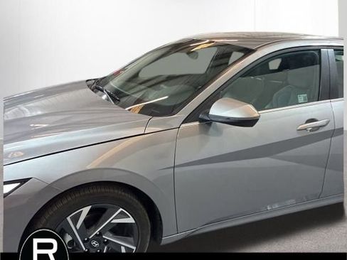 Used 2025 Hyundai Elantra SEL image 10